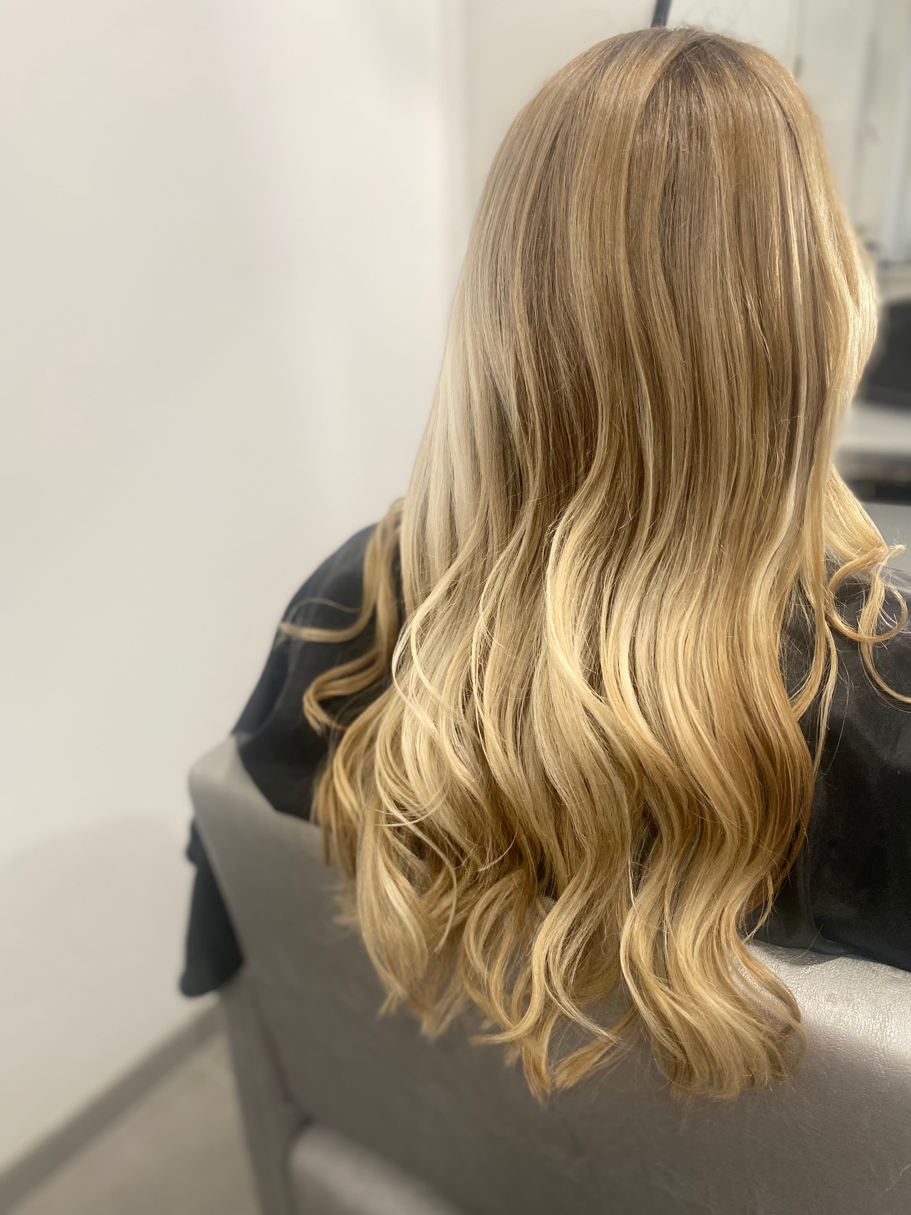 Lebendiges Blond, Meisterhaft Gestaltet: Balayage-Kunst bei Hairlich Schön