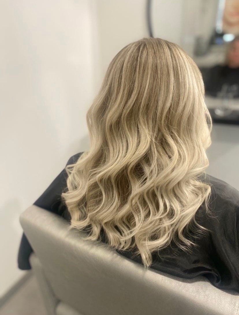 Lebendiges Blond, Meisterhaft Gestaltet: Balayage-Kunst bei Hairlich Schön